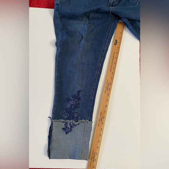 One 5 One Woman’s Blue Denim Embroidered Cuff Rough Hem Capri Jeans Size 10 - Picture 5 of 9